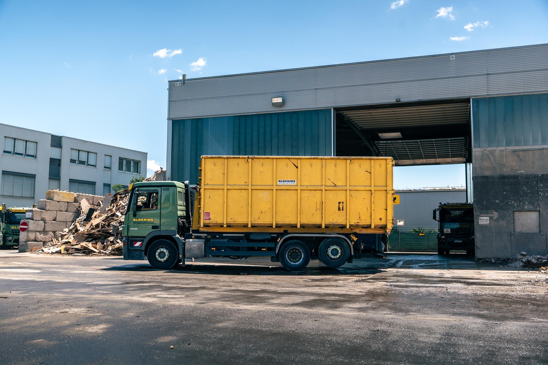 Abrollkipper mit Container