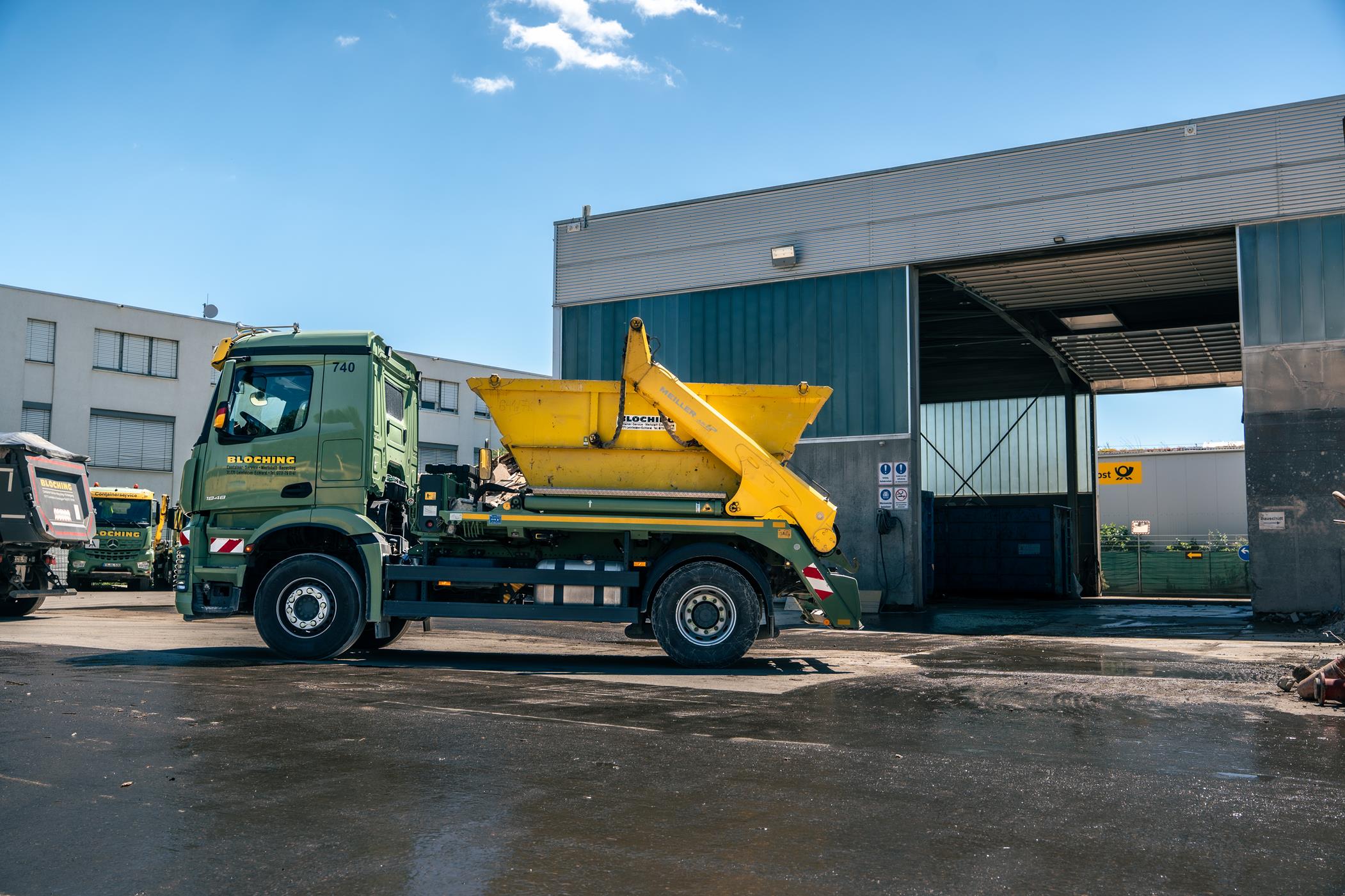 Absetzkipper mit offenen Container